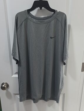 Nike Men's Gray Short-Sleeve Athletic Tee